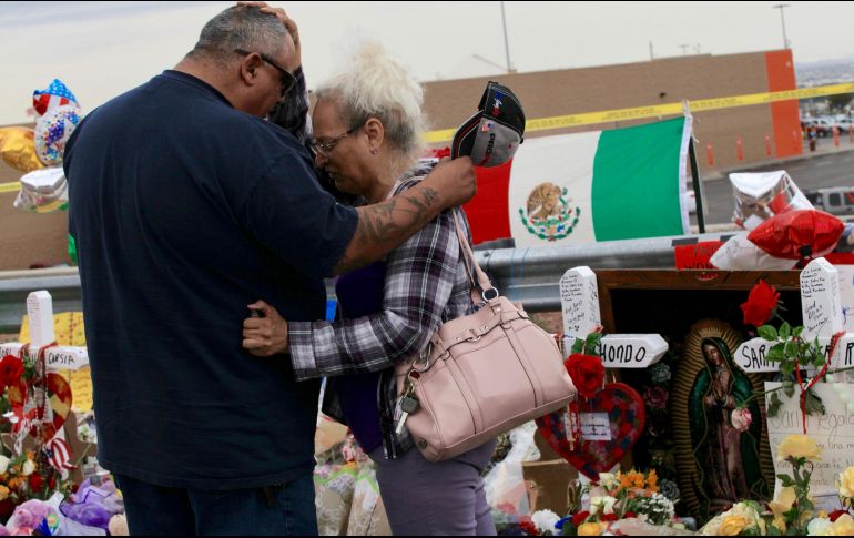 Sobrevivientes y familiares de las víctimas del atentado ocurrido el 3 de agosto en un centro comercial en El Paso, Texas, acuden al memorial organizado en el lugar para brindar su apoyo. NTX/J. Lira