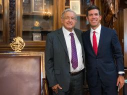 El Mandatario Andrés Manuel López Obrador y John E. Waldron posan tras la junta, llevada a cabo en Palacio Nacional. TWITTER/@lopezobrador_