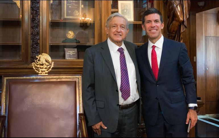 El Mandatario Andrés Manuel López Obrador y John E. Waldron posan tras la junta, llevada a cabo en Palacio Nacional. TWITTER/@lopezobrador_