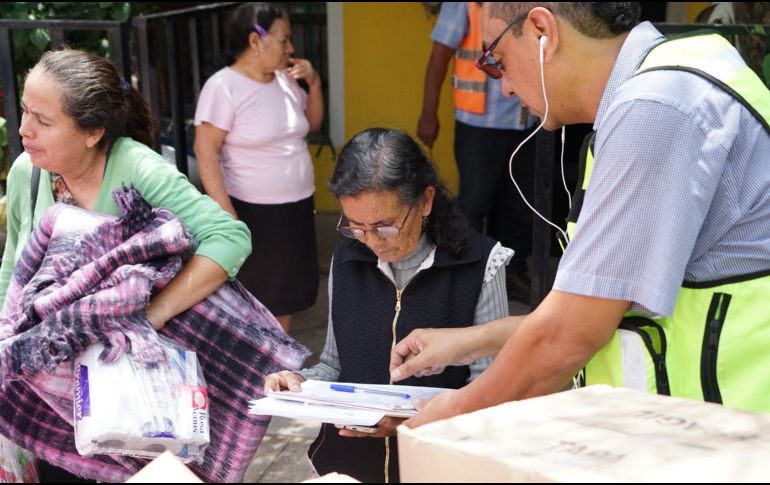 Las familias afectadas recibieron en total 100 despensas, 100 cobijas, 40 catres, 40 colchonetas y 40 kits de higiene personal. TWITTER / @DIF_Zapopan