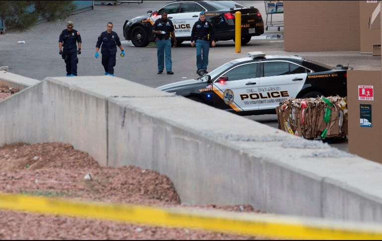Elementos del FBI y policías realizan este martes labores en la escena del crimen en El Paso, Texas. AFP/M. Ralston