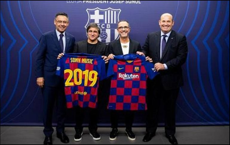 Directivos de Sony Music y el Barça celebran la alianza. ESPECIAL