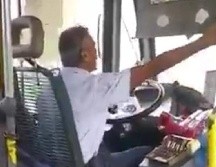 Los concesionarios de la ruta 380 mencionan que no es la primera vez que reciben quejas similares de usuarios que aseveran que el chofer maneja ebrio. ESPECIAL