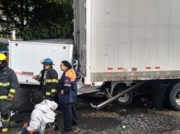 De acuerdo a testimonios recabados por las autoridades, poco antes del accidente, un sujeto que tripulaba otro vehículo sobre Mariano Otero se quiso incorporar intempestivamente a la lateral, lo que provocó que los tripulantes de la camioneta trataran de esquivarlo y se fueran directo hacia la caja del tráiler. ESPECIAL/ Protección Civil Guadalajara