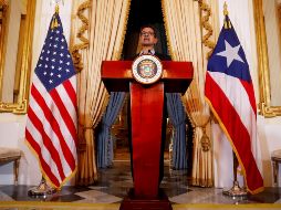 Pedro Pierluisi ofrece una rueda de prensa en el salón de los espejos de Fortaleza, en San Juan. EFE/T. Llorca