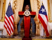 Pedro Pierluisi ofrece una rueda de prensa en el salón de los espejos de Fortaleza, en San Juan. EFE/T. Llorca