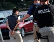 Un total de 680 personas fueron arrestadas el miércoles en Mississippi, en su mayoría de plantas procesadoras de alimentos, pero 303 habían sido liberadas el día siguiente. AP/ARCHIVO