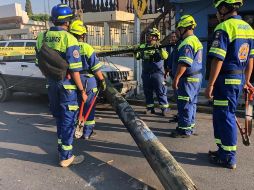 Unidades de auxilio de Protección Civil de Santa Catarina, oficiales de Tránsito y cuadrillas de la Comisión Federal de Electricidad se hicieron cargo del servicio. TWITTER/@pcsantacatarina