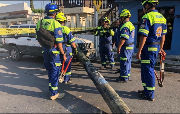 Unidades de auxilio de Protección Civil de Santa Catarina, oficiales de Tránsito y cuadrillas de la Comisión Federal de Electricidad se hicieron cargo del servicio. TWITTER/@pcsantacatarina