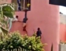 Los bomberos lograron atarlo de una pierna para evitar que cayera y procedieron a entregarlo a la Policía; no obstante, uno de los oficiales tomó un palo de escoba y le comenzó a pegar mientras pendía de la soga. ESPECIAL