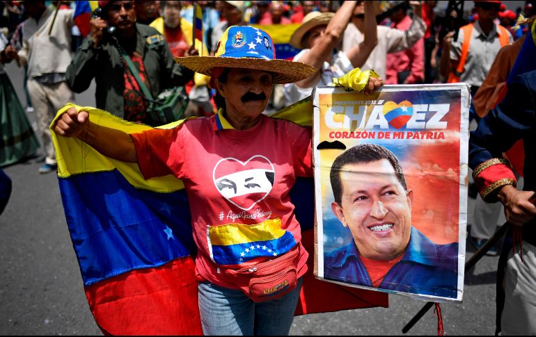 Un manifestante sostiene una fotografía del ex presidente Hugo Chávez. China es uno de los países mejor relacionados con el gobierno de Maduro. AFP/F. Parra