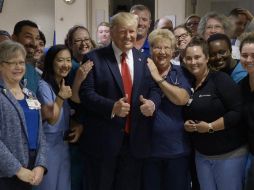 El mandatario tuvo tiempo de fotografiarse con personal del hospital Miami Valley. TWITTER/@Scavino45