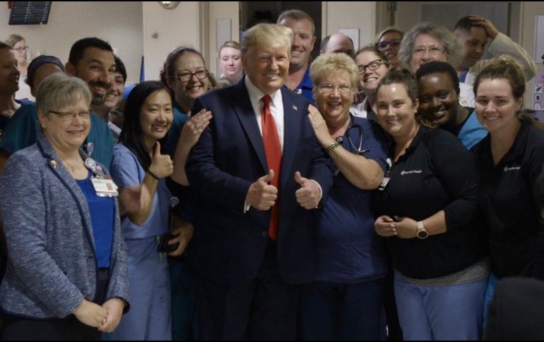 El mandatario tuvo tiempo de fotografiarse con personal del hospital Miami Valley. TWITTER/@Scavino45
