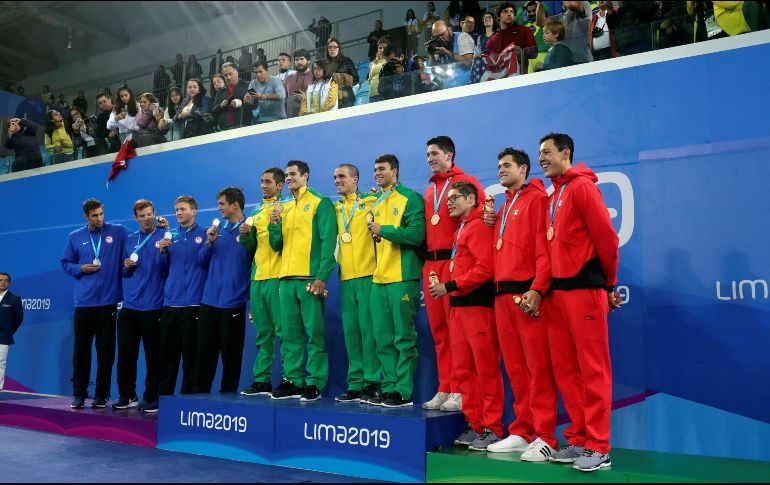 El equipo de Brasil (oro), EU (plata) y México (bronce), posan con sus medallas este martes tras la final de 4X100m relevo libre masculino. EFE/J. Ponce