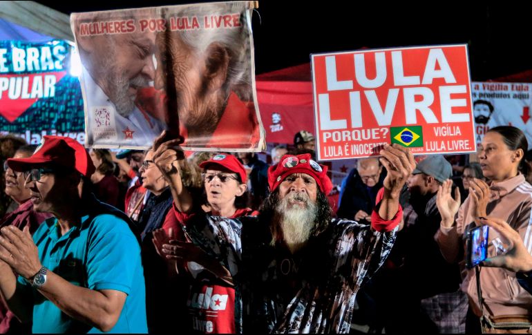 Simpatizantes del político celebran la decisión del Tribunal Federal Supremo. AFP/F. de Freitas