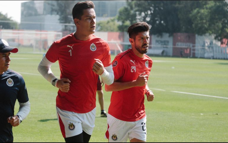 La llegada de Oribe Peralta (d) fue la última carta que jugó la directiva de Chivas para resolver los problemas ofensivos. EL INFORMADOR/ARCHIVO