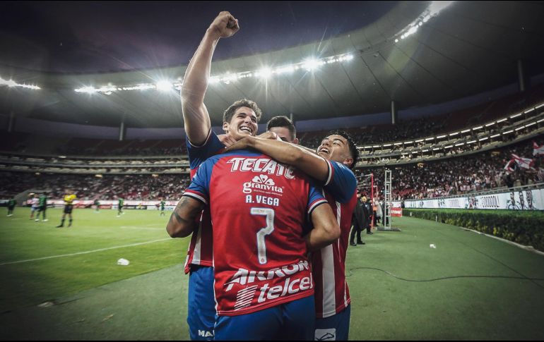Alexis Vega es felicitado después de marcar el segundo gol con el que Chivas suma sus primeros tres puntos en esta edición de la Copa. EL INFORMADOR / F. Atilano