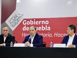 El secretario General de Gobierno, Fernando Manzanilla (centro), acompañado de los titulares de seguridad Miguel Amezaga (izq) y Gilberto Higuera (der) dan una ocnferencia de prensa sobre los hechos. SUN/I. Stephens