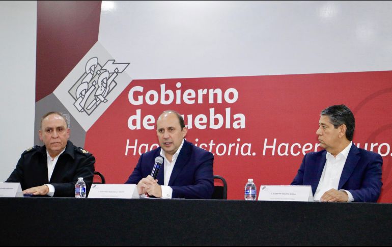 El secretario General de Gobierno, Fernando Manzanilla (centro), acompañado de los titulares de seguridad Miguel Amezaga (izq) y Gilberto Higuera (der) dan una ocnferencia de prensa sobre los hechos. SUN/I. Stephens