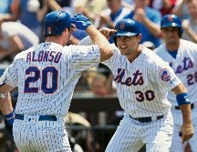Michael Conforto (#30) es felicitado por Pete Alonso tras conectar cuadrangular en la primera entrada. AP