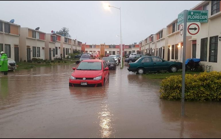 Imagen de la inundación en las calles de la colonia Los Tréboles. ESPECIAL / Protección Civil Zapopan