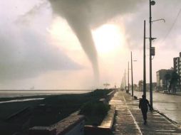 La tromba se formó en el lado del malecón, en la colonia Villa de Allende, atravesó el río y terminó en Bella Vista, la cual llevó consigo fuertes ráfagas de viento. TWITTER / @PCCoatzacoalcos