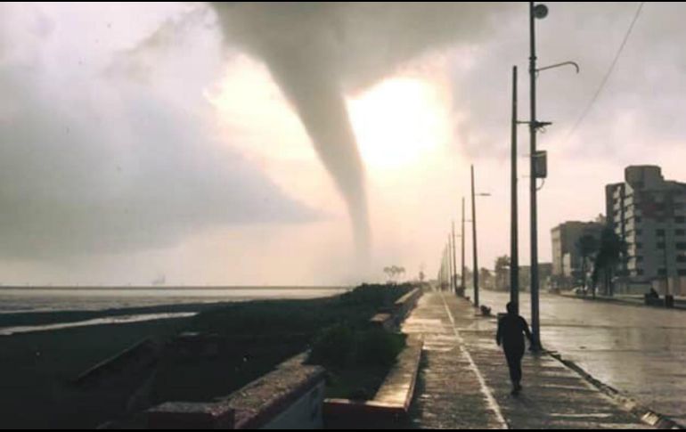 La tromba se formó en el lado del malecón, en la colonia Villa de Allende, atravesó el río y terminó en Bella Vista, la cual llevó consigo fuertes ráfagas de viento. TWITTER / @PCCoatzacoalcos