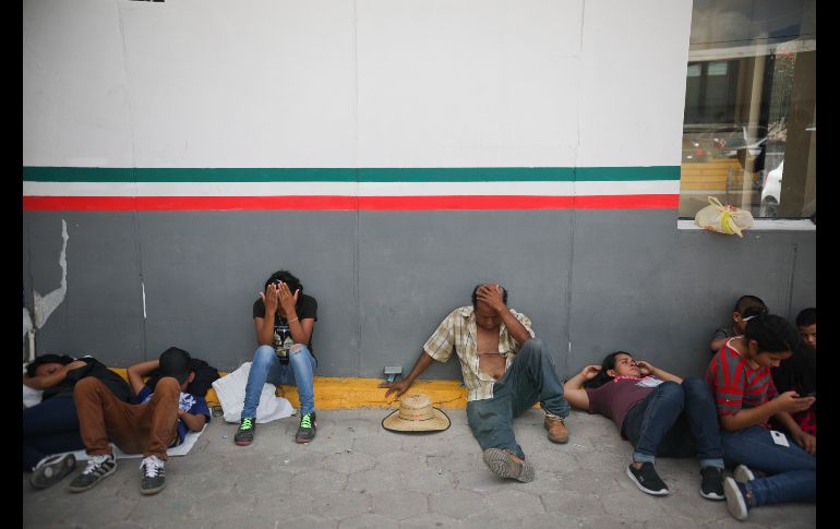 Convertir a México en una gigantesca sala de espera es la medida más osada que ha tomado el gobierno de Donald Trump en respuesta al aumento en la cantidad de personas que piden protección humanitaria. AP/ E. Espejel