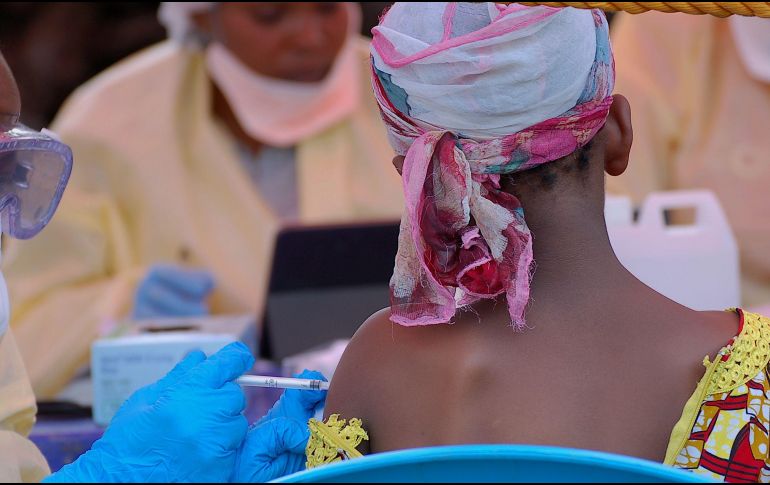 Una joven recibe una vacuna contra el Ébola en la ciudad fronteriza de Goma. AFP / A. Wamenya