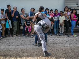 Del total de arrestados, 42 mil 566 conformaban una familia. AFP/ARCHIVO