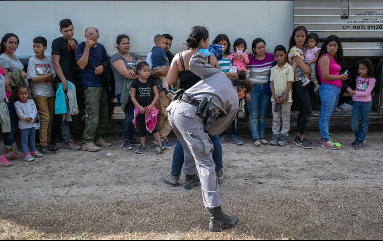 Del total de arrestados, 42 mil 566 conformaban una familia. AFP/ARCHIVO