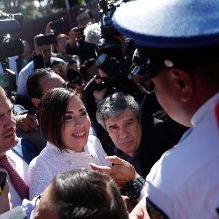 "Aquí estoy, vengo a dar la cara", dice Rosario Robles