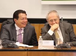 Mario Delgado (i) recordó la promesa de López Obrador de no aumentar los impuestos en sus primeros tres años. SUN/G. Espinosa