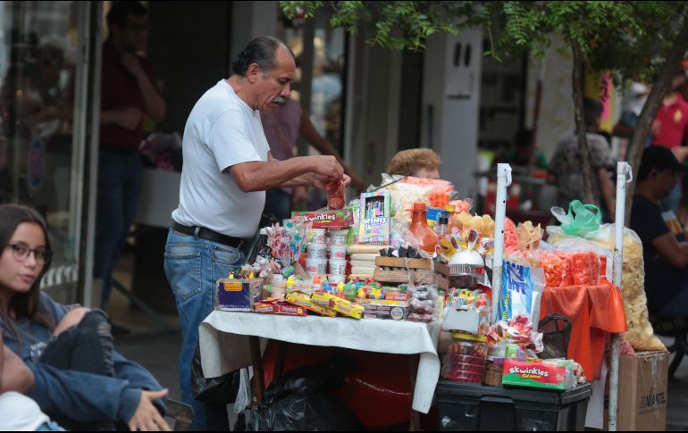 Con el nuevo organismo se buscará que los vendedores de tianguis y puestos callejeros de Jalisco paguen tres mil 200 millones de pesos mensuales al SAT. EL INFORMADOR/G. Gallo