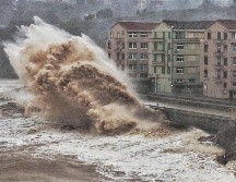 El fenómeno llevaría intensas lluvias y vientos, que podrían causar una intensa marejada. AFP