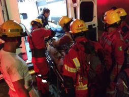 Alrededor de las 21:00 horas del jueves, Bomberos de Guadalajara en coordinación con personal de la Cruz Roja, rescataron a un menor de edad que cayó al interior de un vaso regulador en la colonia 1 de Mayo. ESPECIAL/ Bomberos de Guadalajara