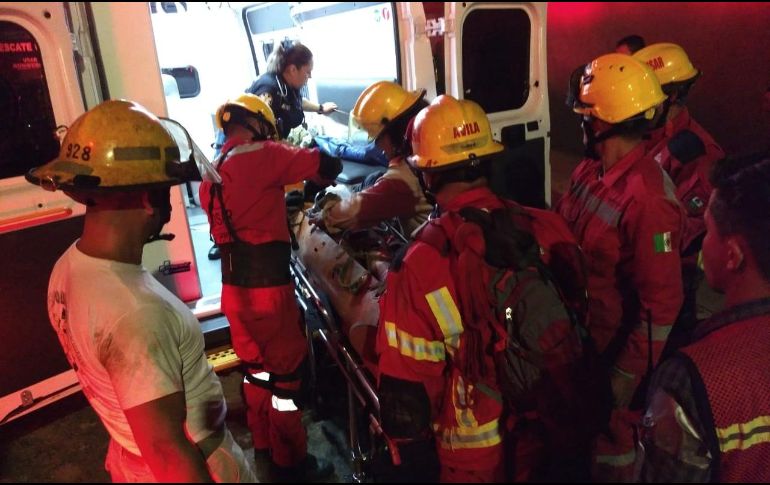 Alrededor de las 21:00 horas del jueves, Bomberos de Guadalajara en coordinación con personal de la Cruz Roja, rescataron a un menor de edad que cayó al interior de un vaso regulador en la colonia 1 de Mayo. ESPECIAL/ Bomberos de Guadalajara