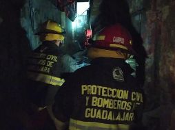 En conjunto con el escuadrón canino se revisó la zona para descartar que hubiera personas bajo los escombros. ESPECIAL/ Protección Civil y Bomberos de Guadalajara