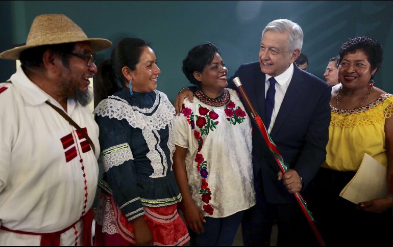 Representantes de pueblos indígenas y del pueblo afromexicano durante el encuentro con el López Obrador (2d), en Durango. EFE/ Presidencia de México