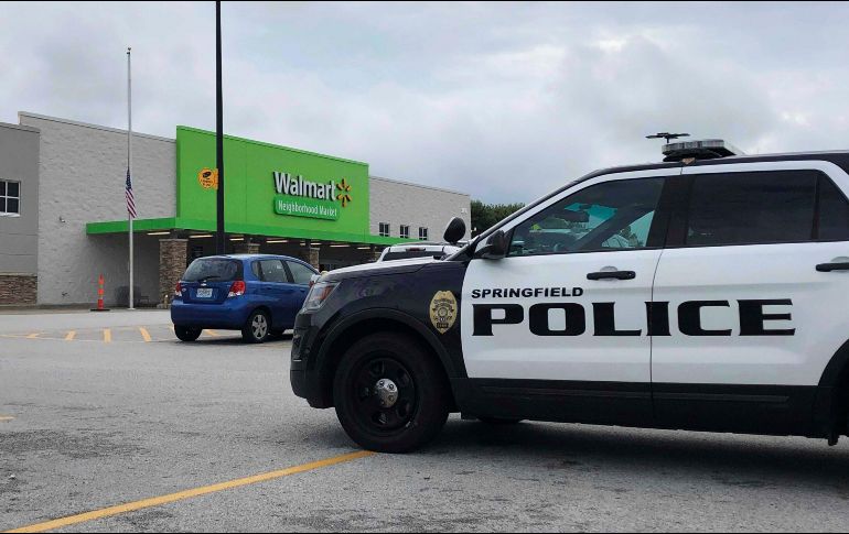 El acusado fue detenido por un bombero armado fuera de servicio hasta que llegó la policía. AP / H. Keegan