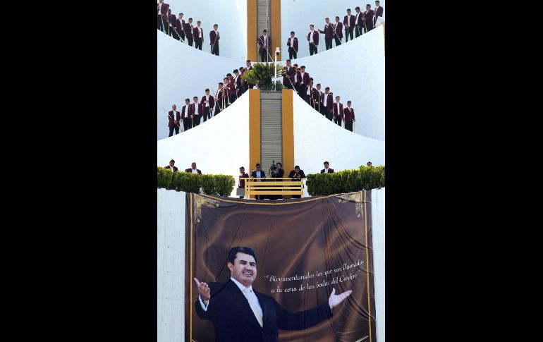 La imagen de Naasón Joaquín García se desplegó en el templo. AFP/U. Ruiz