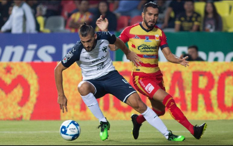 El jugador de Morelia Mario Osuna (d), disputa el balón con Nicolás Sánchez (i), de Monterrey, durante el encuentro de este viernes. EFE/L. Granados