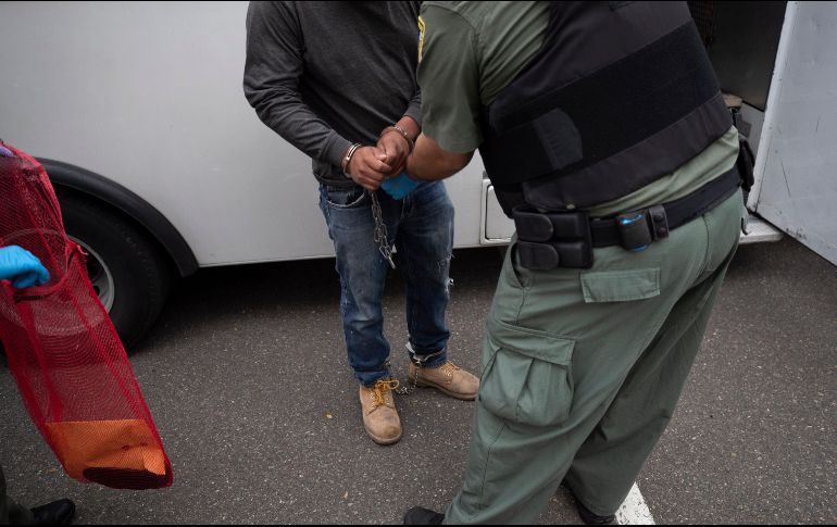 Hijos de inmigrantes detenidos en Forest, Misisipi, fueron llevados por vecinos a un gimnasio local porque no tenían quién se hiciera cargo de ellos. AP/Archivo