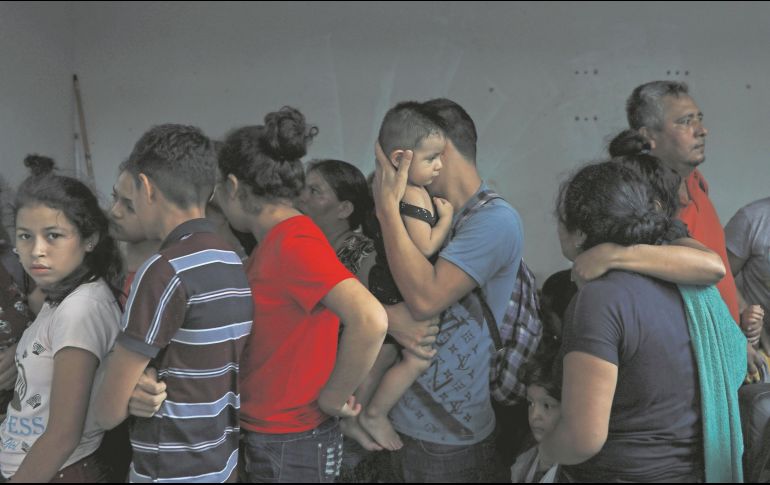 Migrantes detenidos en Veracruz tras intentar eludir a las autoridades migratorias. AP