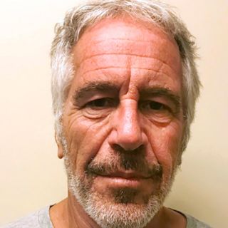 Hallan muerto en su celda a millonario Jeffrey Epstein
