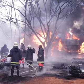 Explota camión cisterna de combustible en Tanzania; van 62 muertos