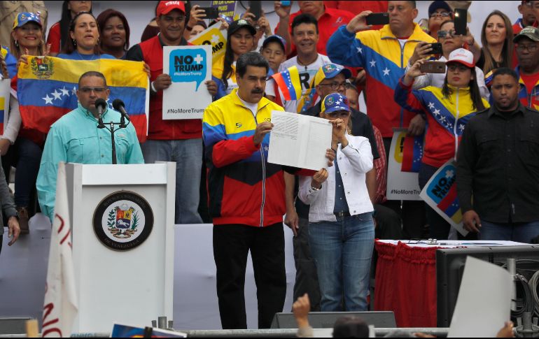 Maduro encabeza una manifestación pública en Caracas contra la sanción de Trump. AP/A. Cubillos