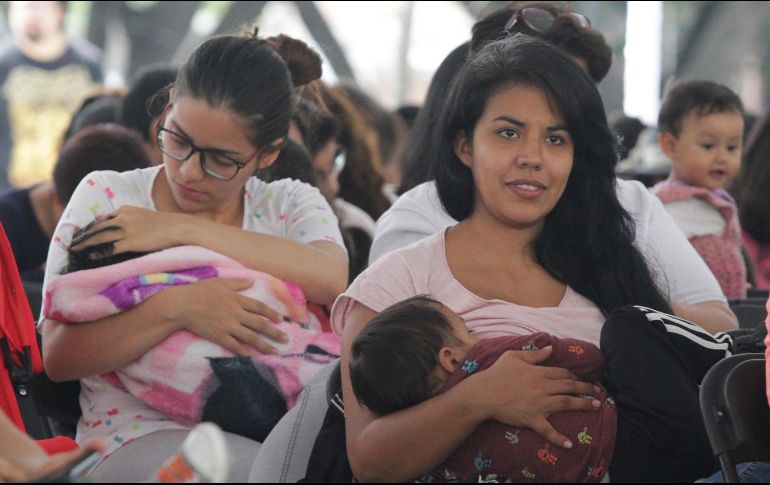Decenas de mujeres, acompañadas en su mayoría por sus hijos, se congregaron en el monumento ubicado cerca del Paseo de la Reforma. NTX/G. Durán