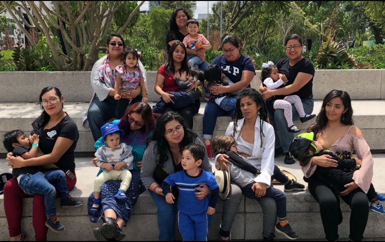 Decenas de mujeres, acompañadas en su mayoría por sus hijos, se congregaron en el monumento ubicado cerca del Paseo de la Reforma. NTX/G. Durán