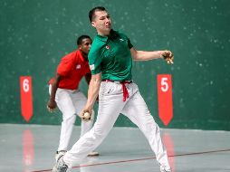 David Álvarez  (frente) en acción contra el cubano Dariel Leiva (atrás) durante un juego de pelota vasca este sábado. EFE/J. Ponce